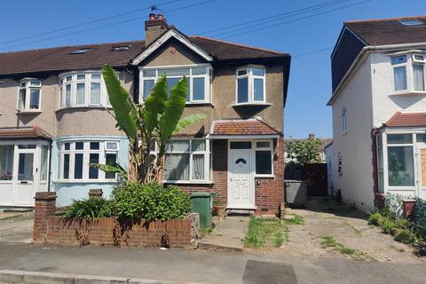 3 bedroom semi-detached house to rent, Laings Avenue, CR4
