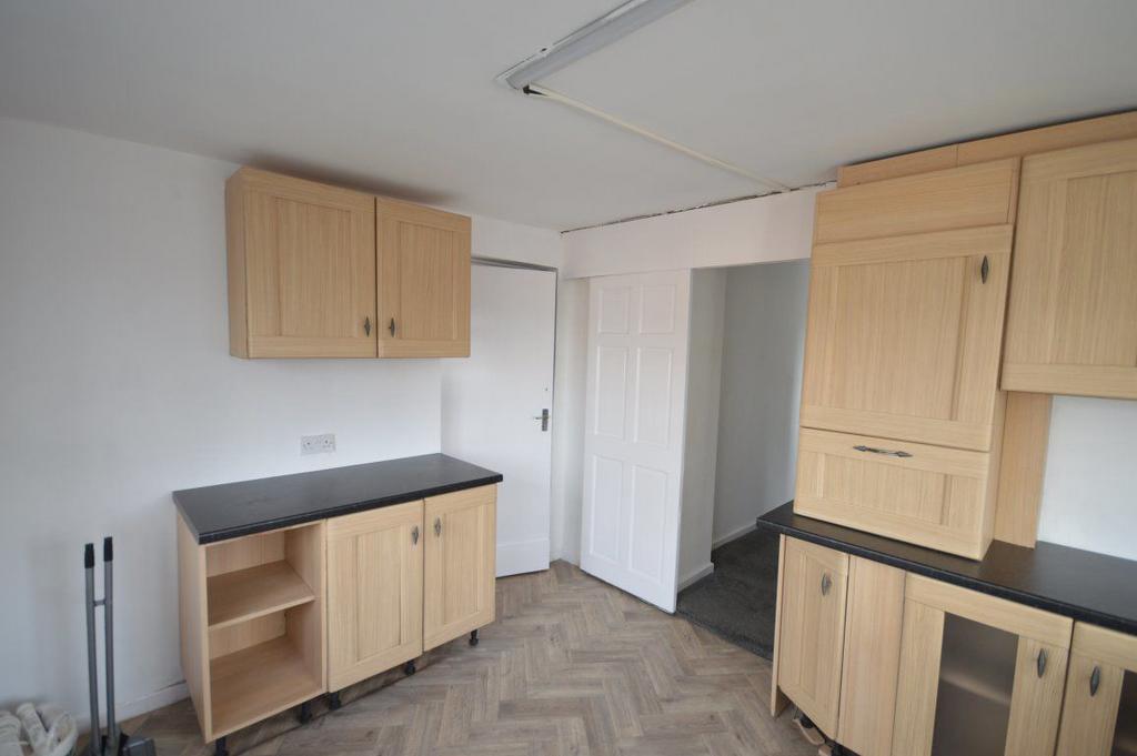 Enville Road, Wall Heath 3 bed flat £895 pcm (£207 pw)