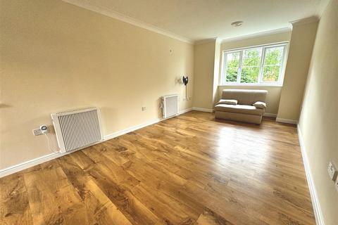 2 bedroom flat to rent, Coy Court, Aylesbury HP20