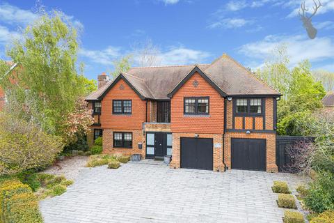 4 bedroom detached house to rent, Treetops View, Loughton IG10