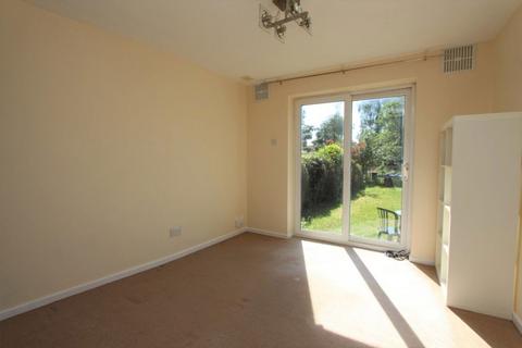 Studio to rent, Heath Road, Leighton Buzzard