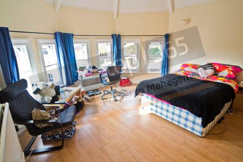 3 bedroom flat to rent, *£142pppw excluding bills!* South House, Cavendish Crescent South, The Park Estate