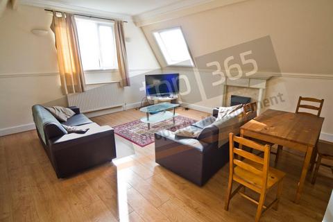 3 bedroom flat to rent, *£142pppw excluding bills!* South House, Cavendish Crescent South, The Park Estate