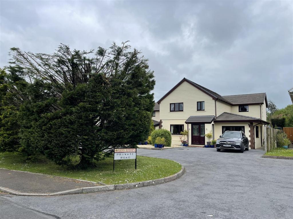 Llys Eithin, Gorslas, Llanelli 4 bed detached house for sale £320,000