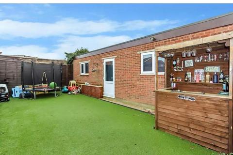 3 bedroom house to rent, Vicarage Farm Road, Wellingborough