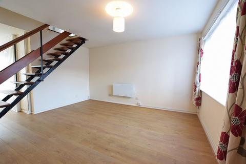 2 bedroom flat to rent, Elms Road, Wokingham, RG40
