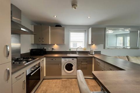 2 bedroom flat to rent, Regency House, King's Court, Penistone, S36 7AD