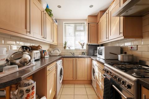 3 bedroom flat to rent, Weir Road Balham SW12
