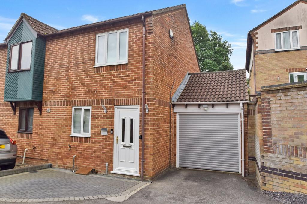 Redwing Road, Princes Park, Chatham, ME5 2 bed semidetached house for