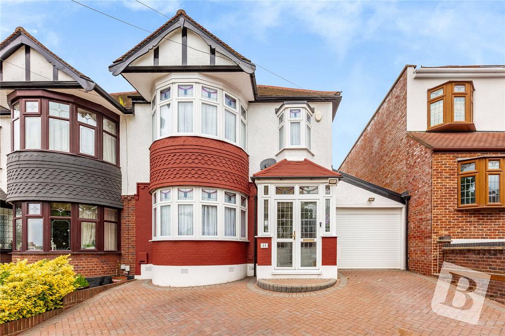 Hillington Gardens, Woodford Green, IG8 3 bed semi-detached house - £ ...