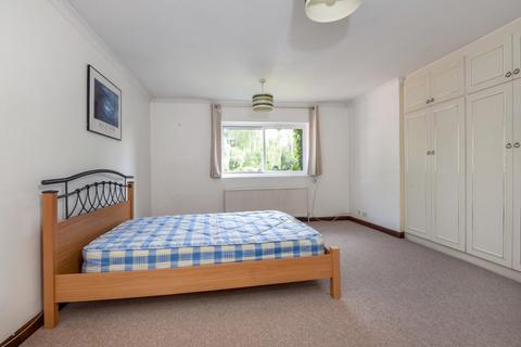 3 bedroom flat to rent, Belvedere Drive London SW19