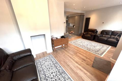 3 bedroom end of terrace house to rent, Abdale Road, London W12