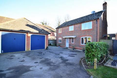 4 bedroom detached house to rent, Oakwood Close Tangmere PO20