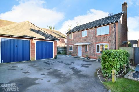 4 bedroom detached house to rent, Oakwood Close Tangmere PO20