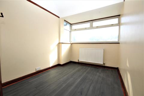 3 bedroom terraced house to rent, New Road, Dagenham, RM10