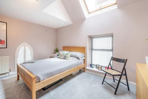 2 bedroom apartment for sale, Trewsbury Road, London