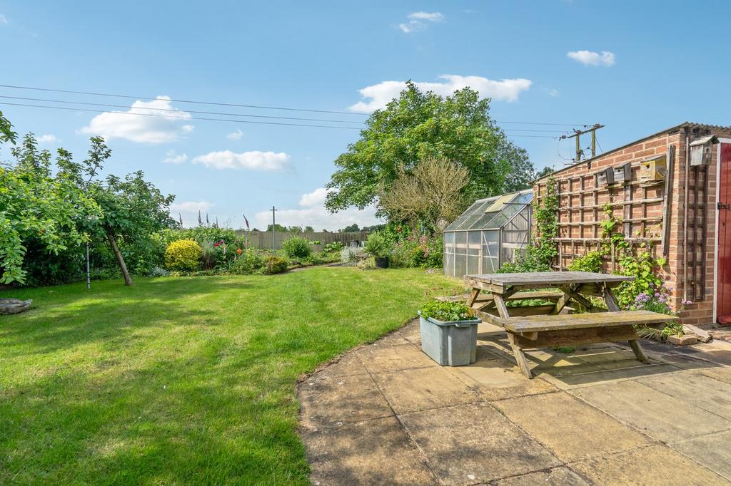 Lees Lane, St Neots PE19 3 bed end of terrace house for sale £295,000