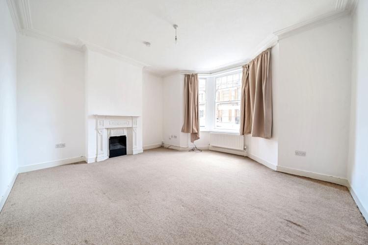 Edgeley Road Clapham North SW4 3 bed apartment £2,900 pcm (£669 pw)