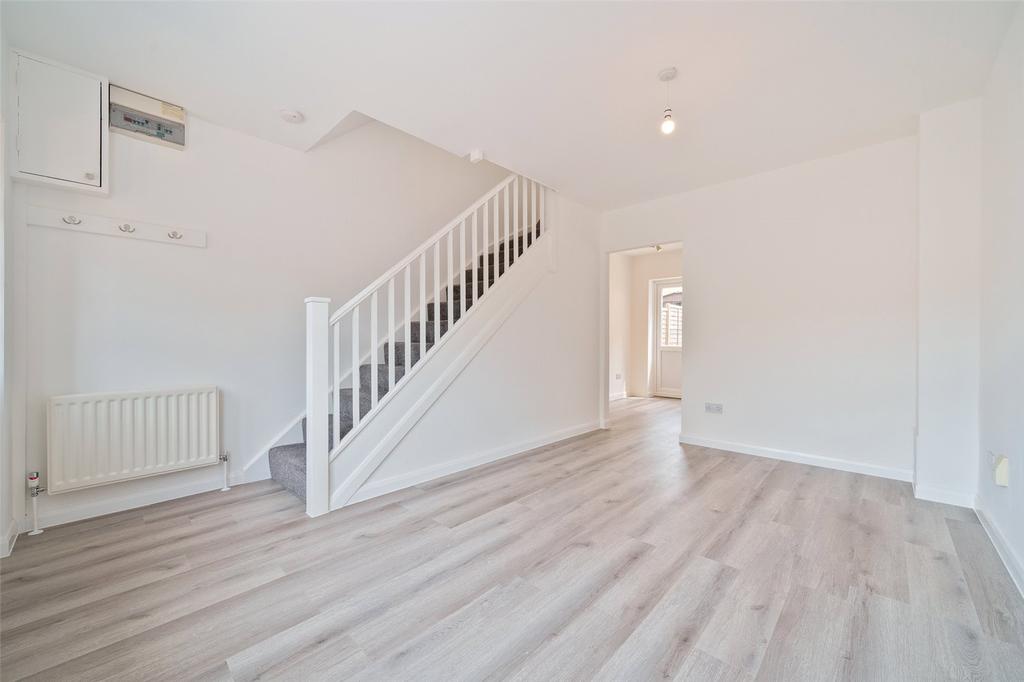 Warfield, Bracknell RG42 2 bed terraced house to rent £1,600 pcm (£369 pw)