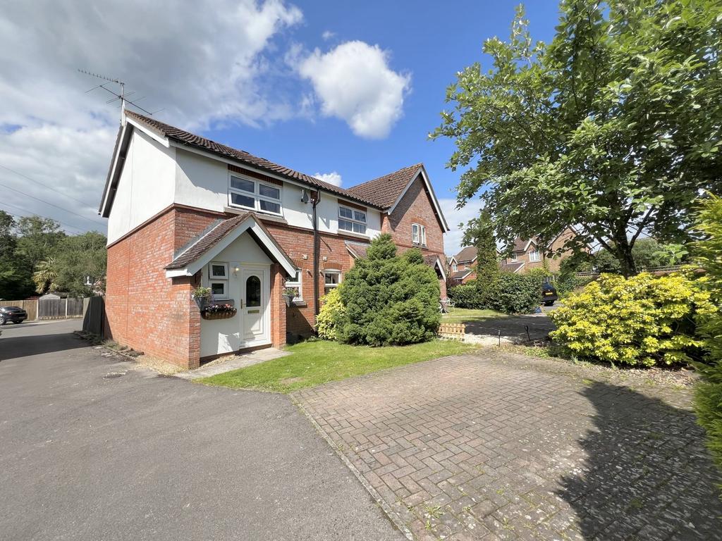 Danvers Drive, Church Crookham, Fleet 2 bed semidetached house for