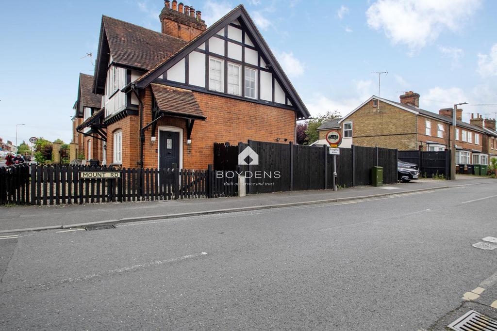 Mount Road, Braintree CM7 2 bed end of terrace house for sale £275,000
