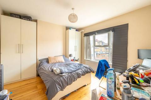 2 bedroom flat to rent, Radbourne Road, Balham, London, SW12