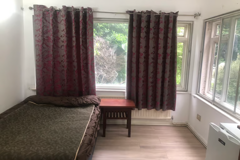 1 bedroom in a house share to rent, Woodcroft Avenue, London NW7