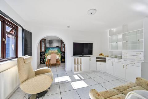 2 bedroom maisonette for sale, Lindsey Gardens, Feltham, TW14
