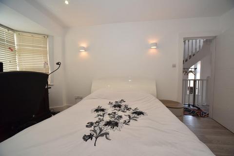 1 bedroom in a house share to rent, Colin Park Road, London NW9