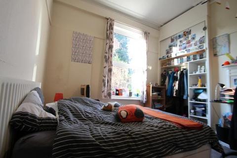 3 bedroom flat to rent, Buckingham Mount, Leeds