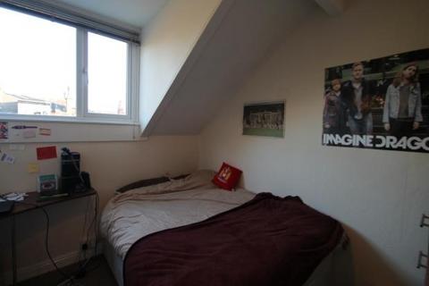 3 bedroom flat to rent, Buckingham Mount, Leeds