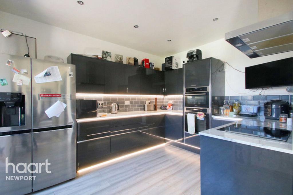 Llanwern Road, Newport 3 bed semidetached house for sale £270,000