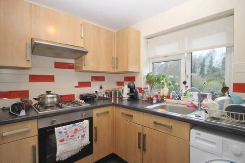 2 bedroom flat for sale, Evesham Close, Greenford, London, UB6 9TF