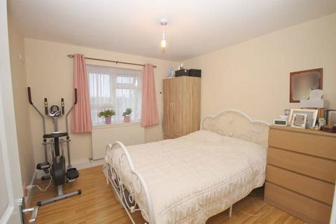 2 bedroom flat for sale, Evesham Close, Greenford, London, UB6 9TF