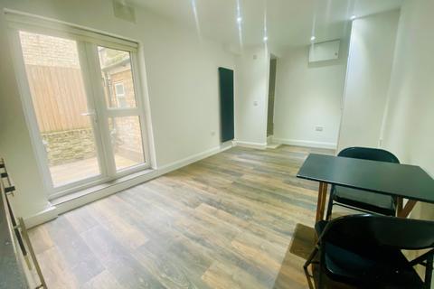 Studio to rent, Holloway Road, Archway
