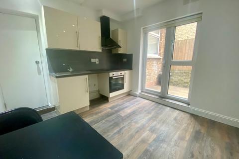 Studio to rent, Holloway Road, Archway