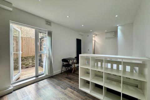Studio to rent, Holloway Road, Archway