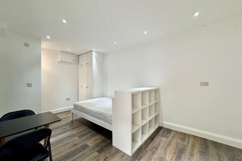 Studio to rent, Holloway Road, Archway