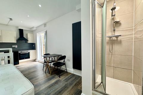 Studio to rent, Holloway Road, Archway