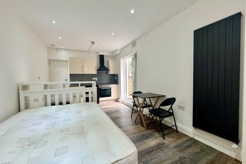 Studio to rent, Holloway Road, Archway