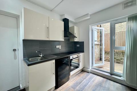 Studio to rent, Holloway Road, Archway