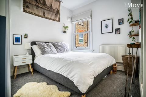 2 bedroom flat to rent, Queen Mary Road, London SE19