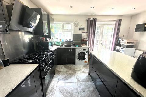 3 bedroom semi-detached house for sale, Hereford Road, Feltham