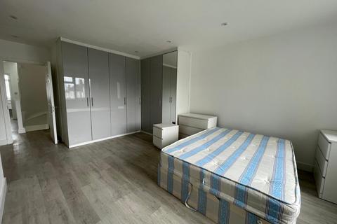 5 bedroom flat to rent, Elm Way, Neasden, NW10