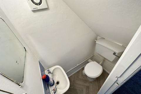 4 bedroom detached house to rent, Park Range, Manchester, M14