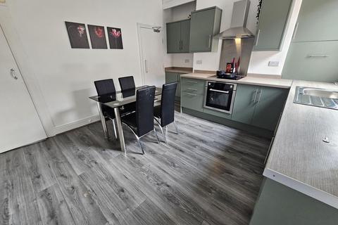 3 bedroom house to rent, Hessle View, Leeds