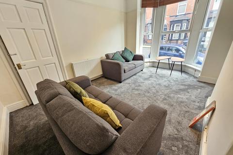 3 bedroom house to rent, Hessle View, Leeds