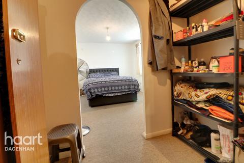 2 bedroom flat for sale, Plumtree Close, Dagenham