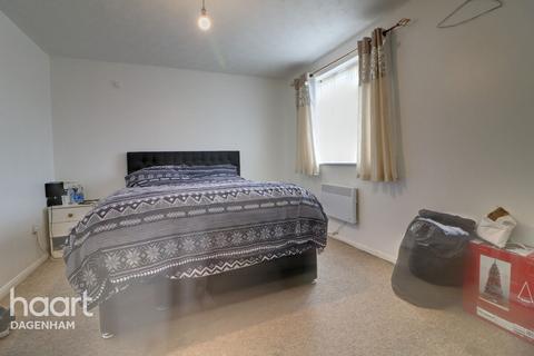63 Plumtree Close, Dagenham, RM10 8UE