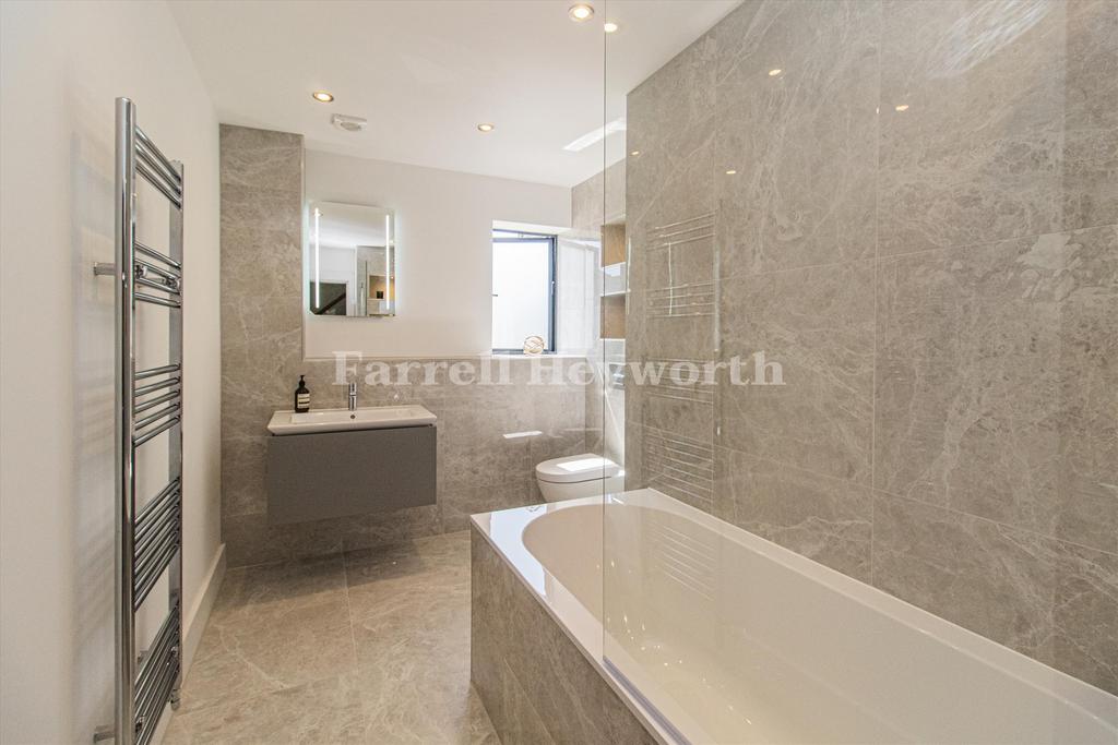 Family Bathroom 3